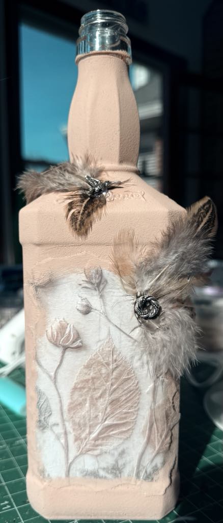 Textured Leave with Feathers Latte